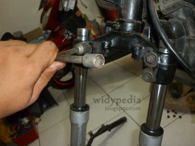 Widypedia: Memperbaiki Shockbreaker Depan Motor Supra X 100cc