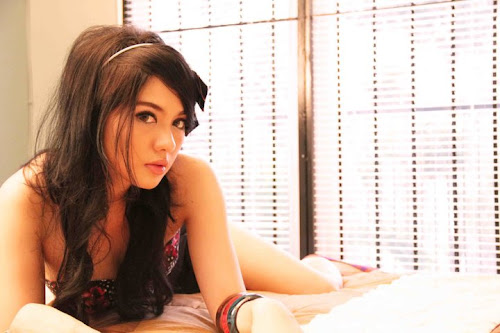 Foto Artis Seksi Vicky Shu on Bed Celebrity Style Picture