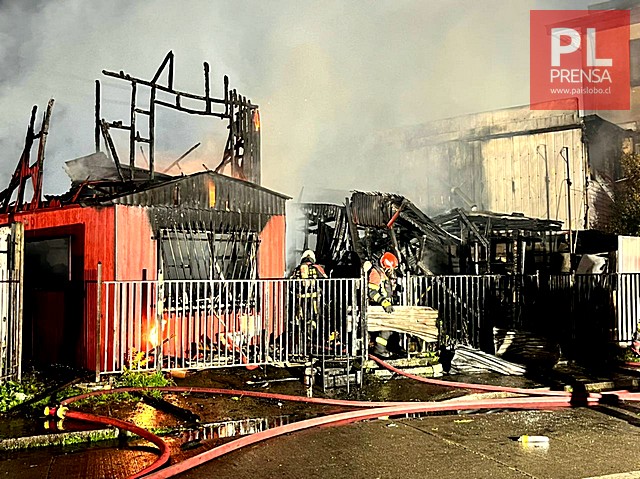 Incendio destruyó viviendas de madrugada en Puerto Montt (vídeo)