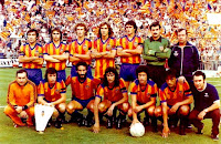 VALENCIA C. F. - Valencia, España - Temporada 1978-79 - Carrete, Cerveró, Bonhof, Arias, Botubot, Manzanedo y Paco Reig, masajista; Ricardo de la Virgen, utillero, Saura, Castellanos, Kempes, Solsona, Felman y Españeta, utillero - VALENCIA C. F. 2, Kempes 2, REAL MADRID 0 - 30/06/1979- Copa del Rey, final - Madrid, estadio Vicente Calderón - El Valencia gana su 5º título de la Copa de España