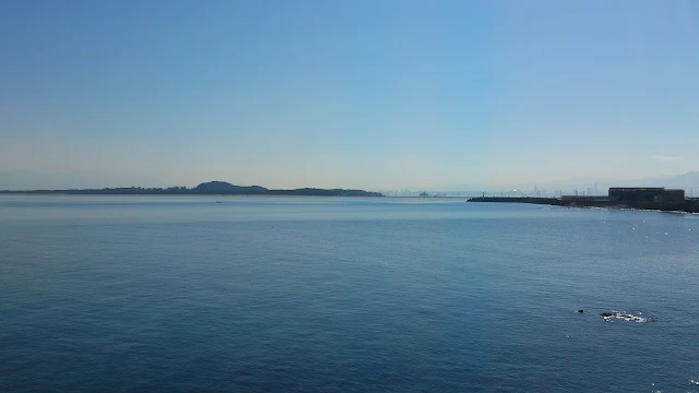 ベタ凪の志賀島から見た海の中道