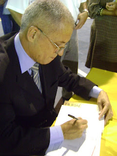 José Torres autografando seu livro 