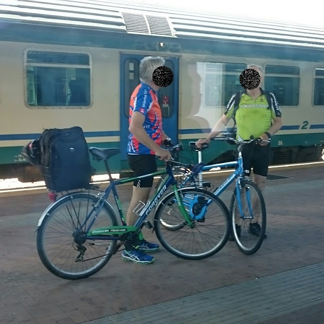 Turisti in bicicletta in stazione a Mestre - Venezia