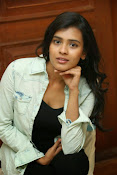 hebah patel latest glamorous stills-thumbnail-2