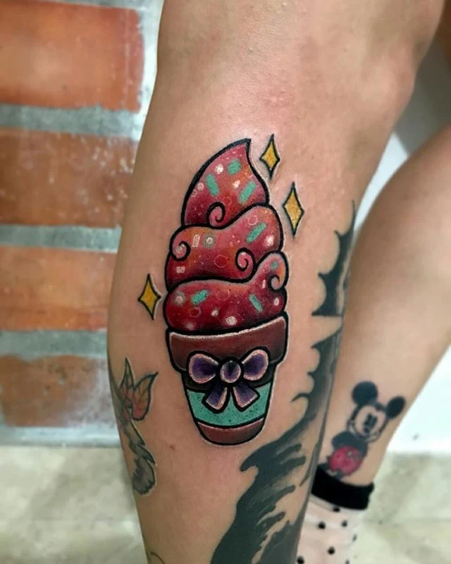 Foto de mujer con un tatuaje de helado