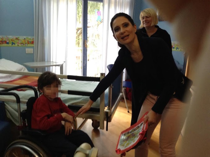 Solidarietà: Haziel consegna i doni di Natale ai bimbi dell'IRCSS San Raffaele Pisana di Roma