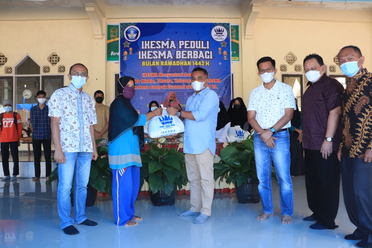 Alumni Ikesma Salurkan Bantuan Sembako Untuk Masyarakat Kurang Mampu