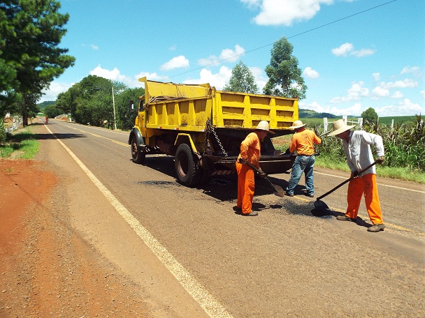 DAER realiza operação tapa-buracos na ERS 587. 