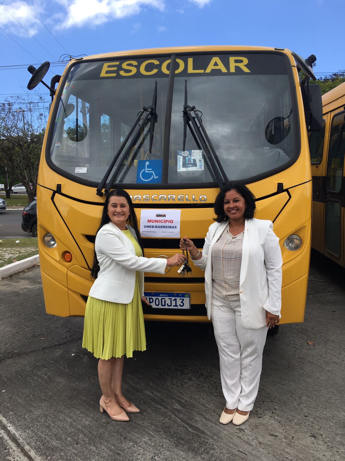 Campus da UNEB em Barreiras ganha ônibus escolar doado por emenda de Jusmari Oliveira