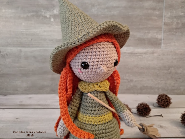 Con hilos, lanas y botones: bruja Nina amigirumi (patrón de Carla Mitrani, Amour Fou Crochet)