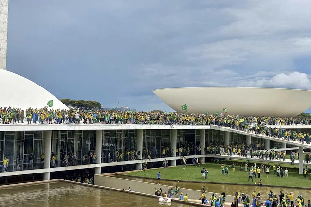 A foto mostra os terroristas de verde e amarelo invadindo a sede do Congresso Nacional em Brasília, em 8/01/2023.