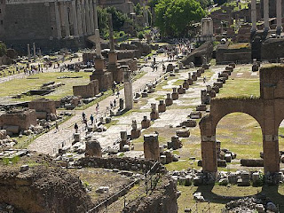 Ruinas de un foro romano y antigua Roma