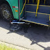 VÍDEO: Motociclista escapa de ser atropelado por ônibus após queda ao empinar moto