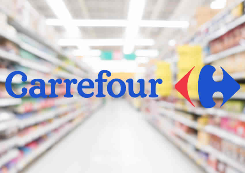 Imagem mostra um corredor do supermercado e no centro da imagem a logo do Carrefour.