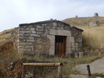 Construcción de entrada a la bodega hecha con sillares de piedra,  st