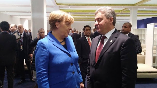 Bild des Tages - Merkels Brustwarzen stehen bei Ivanov stramm