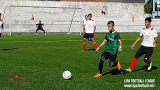 Real Molinillo (white) defeated La Salle FC to bolt to the top of the Division I table.