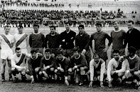 Selección de ESPAÑA - Temporada 1964-65 - Gallego, Miera, Luis, Olivella, Iríbar, Reija, Glaría, Zoco, Betancort; Aguirre, Ufarte, Adelardo, Marcelino, Carlos Lapetra, Guillot, Rifé y Rivilla - ESCOCIA 0, ESPAÑA 0 - 08/05/1965 - Partido amistoso - Glasgow (Escocia), Hampden Park - Alineación: Iríbar; Rivilla, Olivella, Reija; Glaría, Zoco; Ufarte, Koldo Aguirre, Marcelino, Luis y Carlos Lapetra - La foto es de un entrenamiento