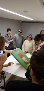 En esta foto observamos al alumno Daniel que esta tocando una obra. Es una imagen de una persona con sombrero, el contorno es con hilo y luego pintado con oleo.