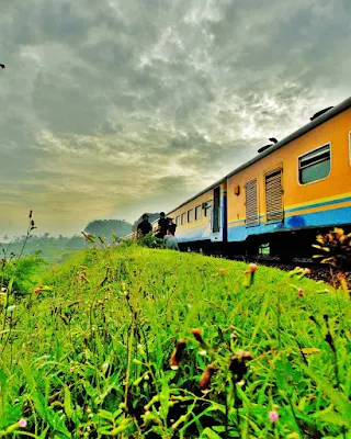 foto naik kereta api saat travelling
