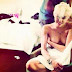 Miley Cyrus bu kez kuaförde çıplak!