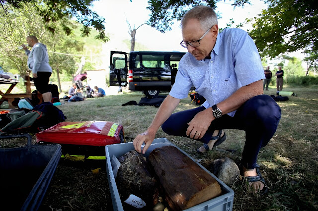 Ο Ελβετός αρχαιολόγος Άλμπερτ Χάφνερ εξετάζει τμήματα αρχαίων ξύλινων πασσάλων που έχουν ληφθεί από τη λίμνη Οχρίδα.