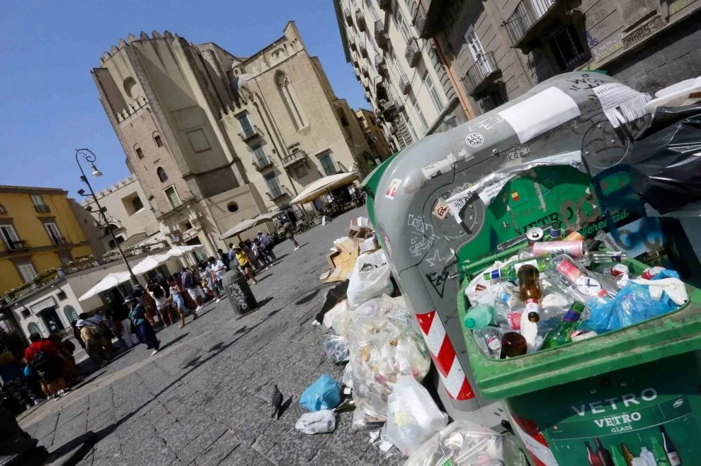 Rifiuti per strada a Napoli