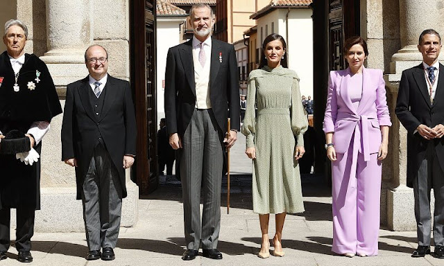 Queen Letizia wore a Nanda sage green polka-dot dress by Vogana. Carolina Herrera neutral leather slingback pumps