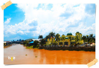 masjid at taubah martapura di tepi sungai martapura