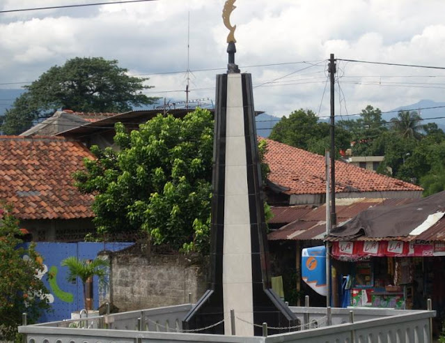 Tugu kujang mini