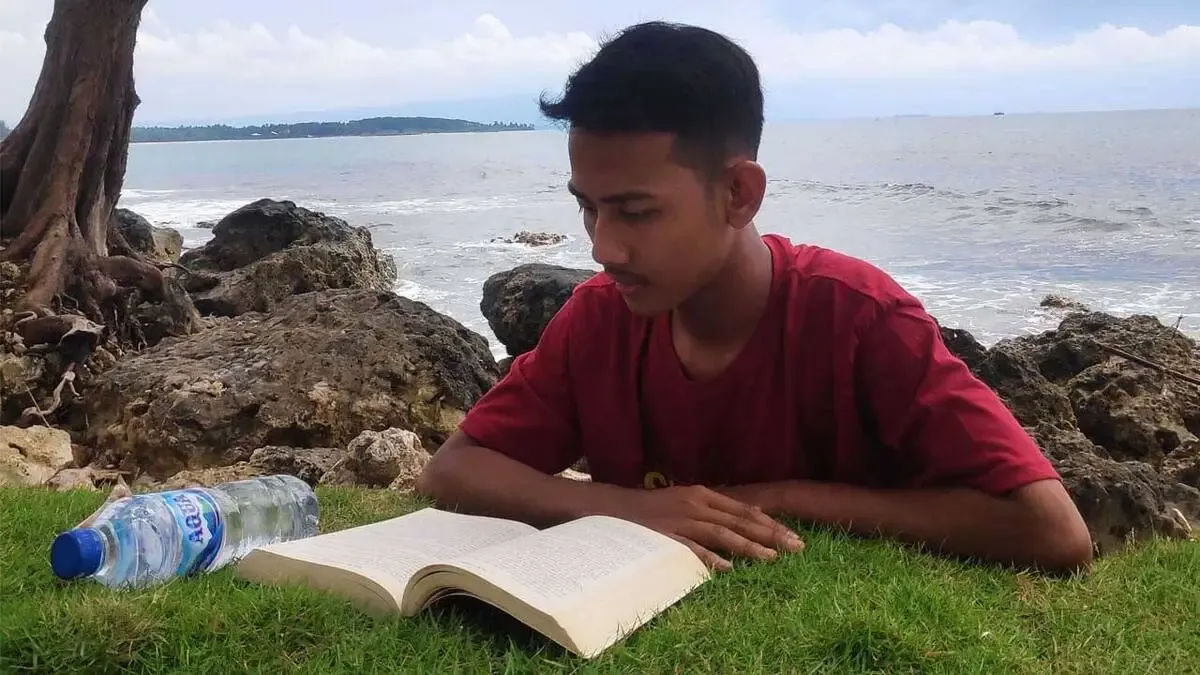 Membaca Buku Pantai Bugle Camara