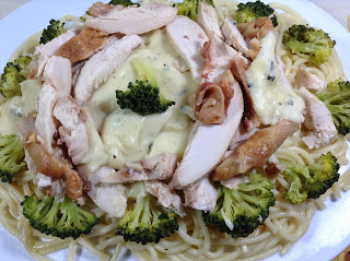 Spaghetti with baked chicken and cheesy white sauce