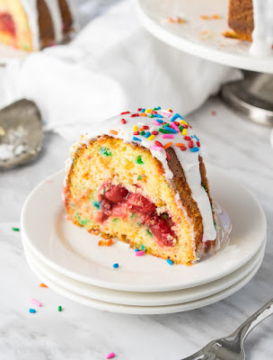 Kirschkuchen mit Eiern und sprinkles