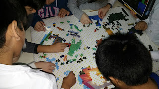 Alumnos de 5º grado trabajando con el puzzle.