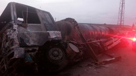  Falling Petrol tanker burn one to death, shop & vehicles