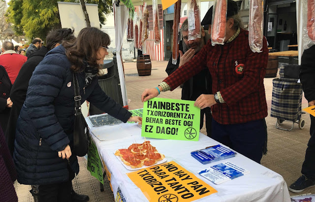 Berri-Otxoak reparte pinchos de chorizo contra el recorte en las ayudas sociales de 1.200 familias