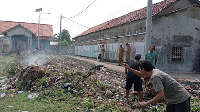 Tanamkan Semangat Gotong Royong Bersihkan Lingkungan