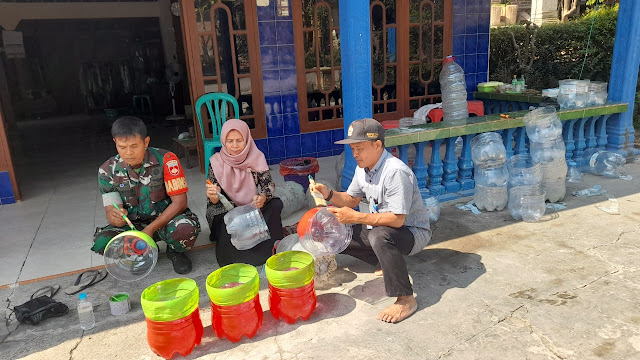 Babinsa : Kreatif, Manfaatkan Galon Bekas Jadi Pot Bunga Cantik