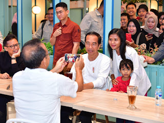 Presiden Republik Indonesia Jokowi Sapa Warga Kendari dan Santap Nasi Goreng Minggu Malam