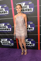 AnnaSophia Robb posing for cameras on the purple carpet