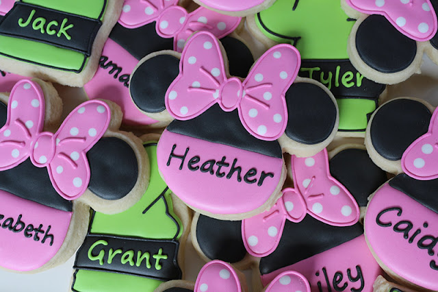 Minnie Mouse cookie favors