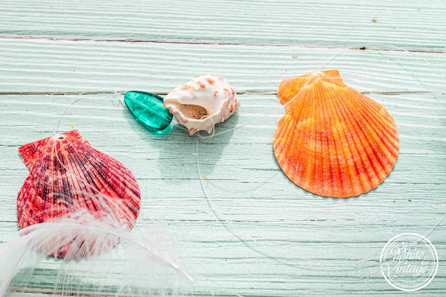 Muscheln auf Nylonschnur auffädeln