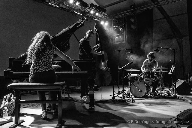 © R.Domínguez - Sylvie Courvoisier Trio