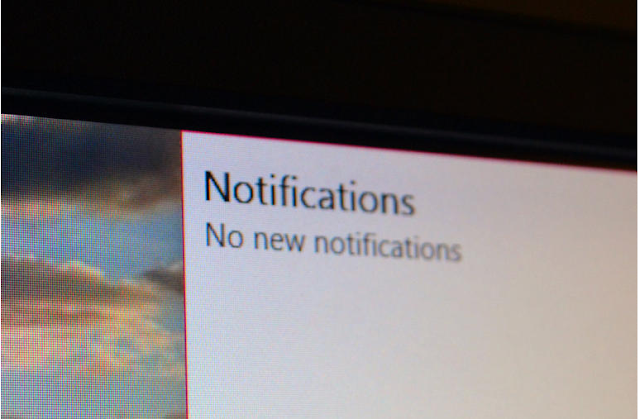 Ketika Anda mengutak-ngatik Windows 10, Anda akan menemukan sesuatu yang baru di Windows 10 : Sebuah tombol taskbar kecil yang ketika diklik, menunjukan sebuah full sidebar dari app notifications.