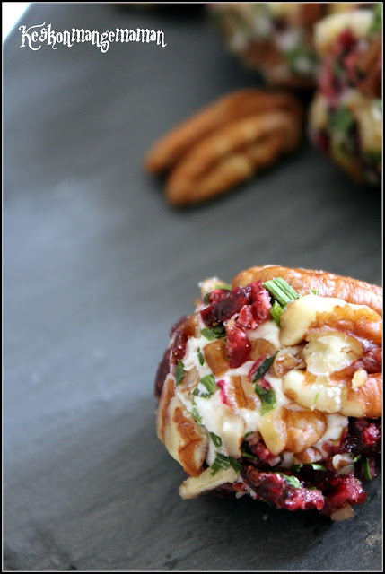 boulette de fromage de chèvre aux noix de pécan , cranberries et ciboulette hachée