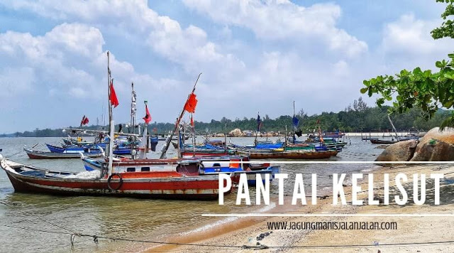 perahu nelayan di Pantai Kelisut