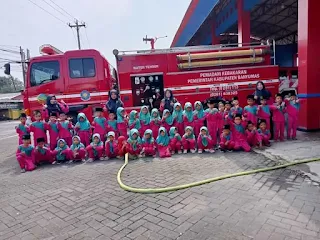 kunjungan edukatif ke berbagai instansi, seperti yang dilakukan hari ini ke markas Pemadam Kebakaran (Damkar) Purwokerto.
