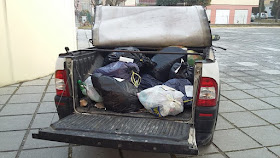 Il pick-up di Michele Giovannini con i sacchi di rifiuti indifferenziti