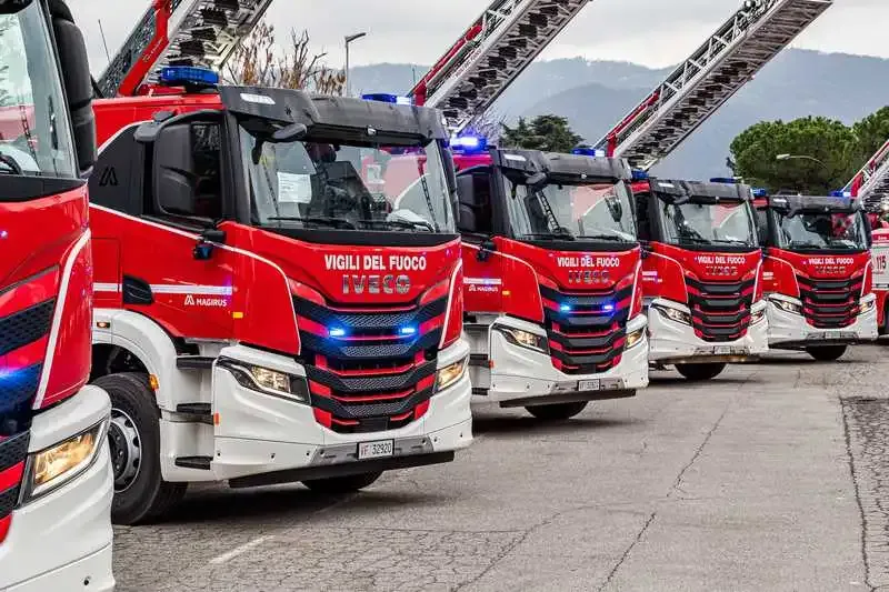 Caminhões IVECO com escadas MAGIRUS