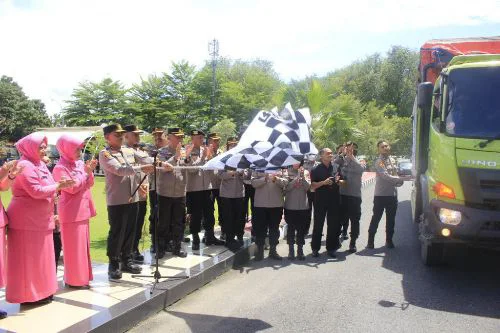 Irjen Pol Suharyono Lepas Bantuan  di Cianjur